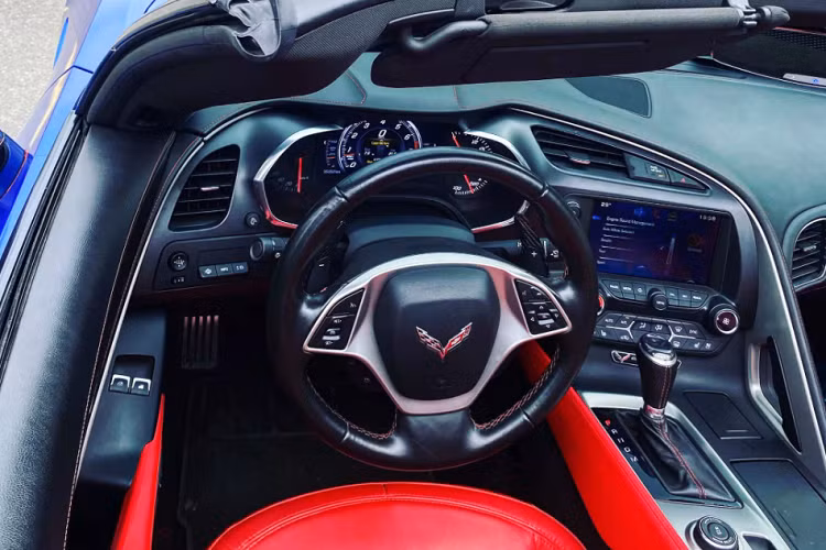 Để kìm hãm sức mạnh, hãng xe Mỹ đã trang bị cho Corvette Stingray “dàn chân” lắp phanh 4 piston trước/sau, đi kèm với bộ mâm kích thước 18 và 19 inch trước sau. Đi kèm với bộ lốp thể thao Michelin Pilot Super Sport dòng run-flat. Ngoại thất của Corvette Stingray mang thiết kế đặc trưng của dòng Corvette, xe sở hữu phần đầu dài và thấp. Phần đầu xe được trang bị đèn LED ban ngày kết hợp với đèn pha HID projector tiêu chuẩn.