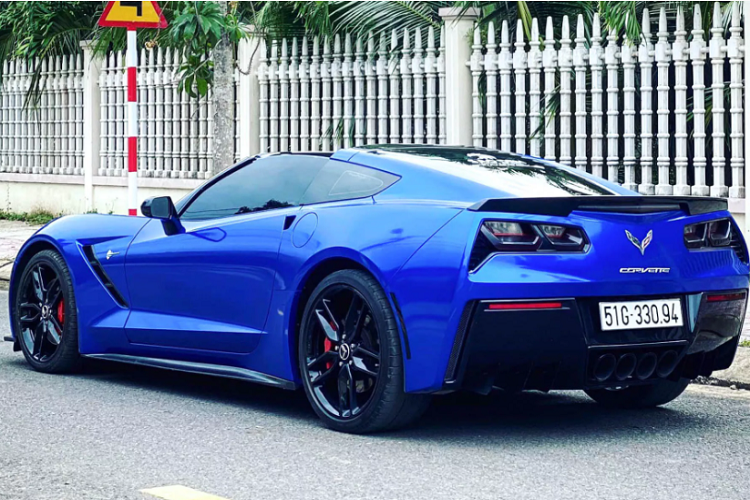Ở đời này, Corvette Stingray 2016 còn có phiên bản lắp hộp số tay 7 cấp với chức năng Active Rev Match. Động cơ V8 này có thể ngắt 4 xy-lanh ở chế độ Eco để tiết kiệm nhiên liệu. Corvette Stingray 2016 sở hữu hệ thống điều chỉnh thời gian của van xả ở hệ thống xả, tất cả được điều khiển điện tử để tăng cường phản hồi âm thanh từ V8 tùy thuộc vào chế độ lái.