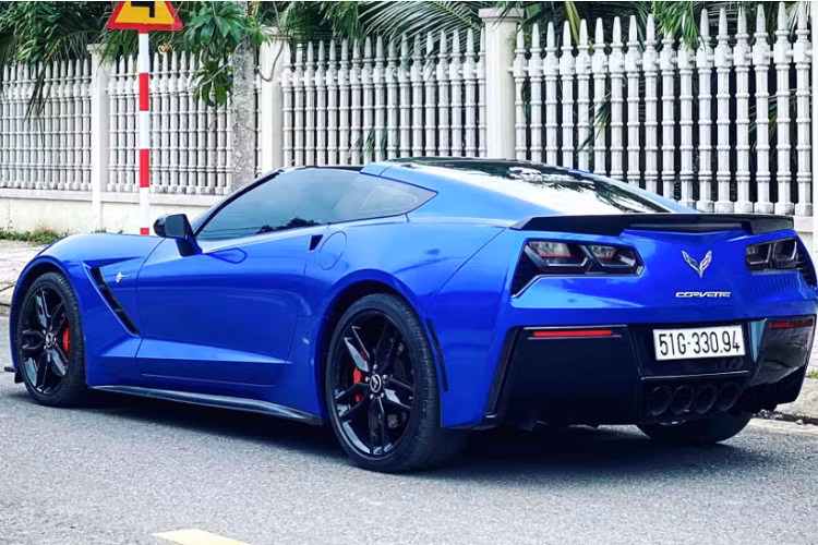 Ở đời này, Corvette Stingray 2016 còn có phiên bản lắp hộp số tay 7 cấp với chức năng Active Rev Match. Động cơ V8 này có thể ngắt 4 xy-lanh ở chế độ Eco để tiết kiệm nhiên liệu. Corvette Stingray 2016 sở hữu hệ thống điều chỉnh thời gian của van xả ở hệ thống xả, tất cả được điều khiển điện tử để tăng cường phản hồi âm thanh từ V8 tùy thuộc vào chế độ lái.