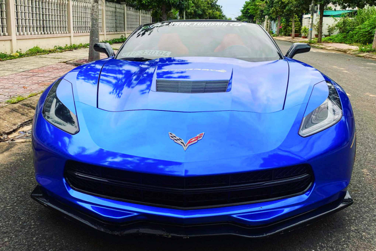 Corvette Stingray 2016 sử dụng động cơ V8 6.2L (mã LT1) hút khí tự nhiên, cho công suất tối tối đa 455 mã lực tại 6.000 vòng/phút và mô-men xoắn cực đại 624Nm tại 6.400 vòng/phút. Sức mạnh được truyền xuống cầu sau (RWD) thông qua hộp số tự động 8 cấp (8AT) sử dụng kết hợp với lẫy chuyễn số đằng sau vô lăng.