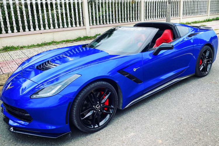 Dòng xe Corvette hiện tại đã bước sang thế hệ thứ 8 hoàn toàn mới có tên gọi Corvette C8, xe được giới thiệu hồi tháng giữa 7 năm ngoái. Theo giới thạo tin, đã có một chiếc Corvette C8 (màu trắng) được đưa về nước theo diện nhập khẩu tư nhân. Bên cạnh các dòng xe cơ bắp Mỹ như: Ford Mustang, Chevrolet Camaro và Dodge Challenger... Mức giá xe Corvette Stingray cũ đã qua sử dụng dưới 4 tỷ đồng này, được xem là khá ổn.