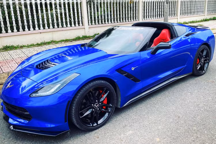 Dòng xe Corvette hiện tại đã bước sang thế hệ thứ 8 hoàn toàn mới có tên gọi Corvette C8, xe được giới thiệu hồi tháng giữa 7 năm ngoái. Theo giới thạo tin, đã có một chiếc Corvette C8 (màu trắng) được đưa về nước theo diện nhập khẩu tư nhân. Bên cạnh các dòng xe cơ bắp Mỹ như: Ford Mustang, Chevrolet Camaro và Dodge Challenger... Mức giá xe Corvette Stingray cũ đã qua sử dụng dưới 4 tỷ đồng này, được xem là khá ổn.
