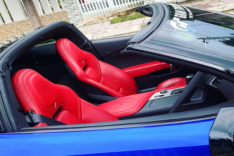 Hiệu suất hơn 455 mã lực (tại máy) của Corvette Stingray đủ làm người lái phấn khích. Tuy nhiên, để “cầm cương” kiểm soát những chiếc xe cơ bắp mạnh mẽ của Mỹ đòi hỏi người lái phải có kỹ năng cầm lái cao. Đặc biệt hơn, có thể sẽ ít người biết rằng động cơ V8 6.2L “LT1” sử dụng trên chiếc Corvette Stingray 2016 này chính là động cơ đang được sử dụng trên mẫu VinFast President sản xuất giới hạn.