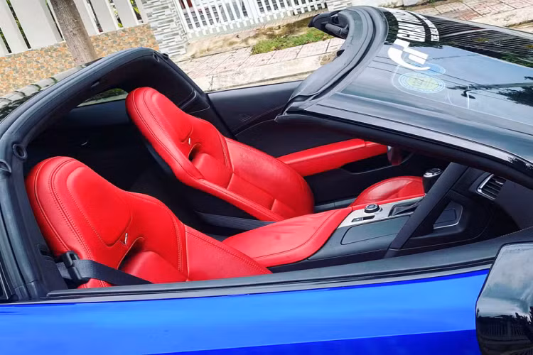 Hiệu suất hơn 455 mã lực (tại máy) của Corvette Stingray đủ làm người lái phấn khích. Tuy nhiên, để “cầm cương” kiểm soát những chiếc xe cơ bắp mạnh mẽ của Mỹ đòi hỏi người lái phải có kỹ năng cầm lái cao. Đặc biệt hơn, có thể sẽ ít người biết rằng động cơ V8 6.2L “LT1” sử dụng trên chiếc Corvette Stingray 2016 này chính là động cơ đang được sử dụng trên mẫu VinFast President sản xuất giới hạn.