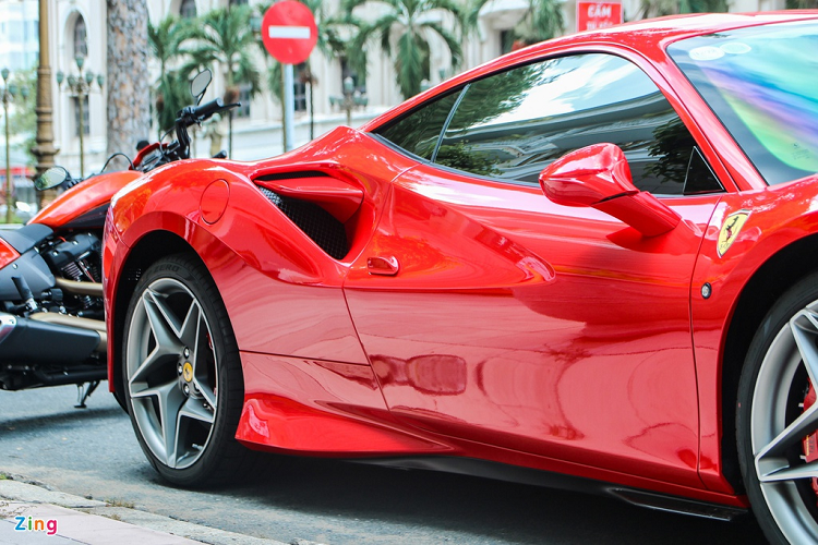 F8 Tributo được trang bị động cơ tăng áp kép V8 dung tích 3.9L, sản sinh công suất 720 mã lực và mô-men xoắn 770 Nm. Đây là động cơ đặt giữa mạnh nhất thế giới ở thời điểm ra mắt. Theo Ferrari, F8 Tributo có thể tăng tốc 0-100 km/h trong 2,9 giây trước khi đạt vận tốc tối đa 340 km/h.