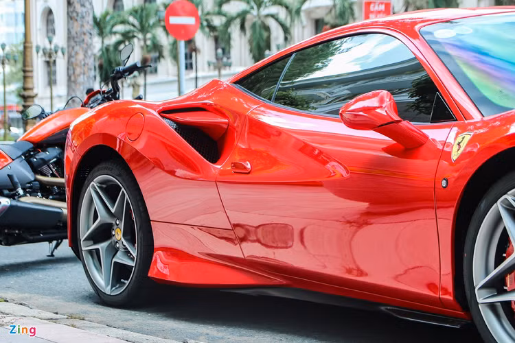 F8 Tributo được trang bị động cơ tăng áp kép V8 dung tích 3.9L, sản sinh công suất 720 mã lực và mô-men xoắn 770 Nm. Đây là động cơ đặt giữa mạnh nhất thế giới ở thời điểm ra mắt. Theo Ferrari, F8 Tributo có thể tăng tốc 0-100 km/h trong 2,9 giây trước khi đạt vận tốc tối đa 340 km/h.