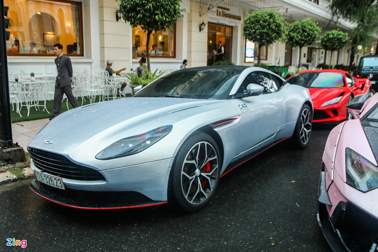 Đại gia Vũng Tàu cũng góp mặt với chiếc Aston Martin DB11. Đây là một trong những chiếc DB11 đầu tiên được phân phối chính hãng tại thị trường Việt Nam. Chiếc Aston Martin DB11 này thuộc phiên bản V8, sử dụng động cơ tăng áp kép V8 dung tích 4.0L, sản sinh công suất 503 mã lực, mô-men xoắn 675 Nm.