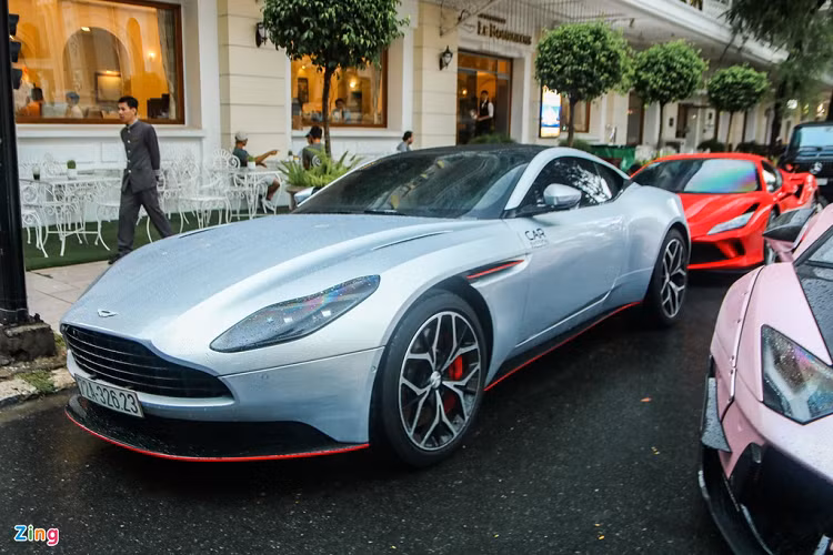Đại gia Vũng Tàu cũng góp mặt với chiếc Aston Martin DB11. Đây là một trong những chiếc DB11 đầu tiên được phân phối chính hãng tại thị trường Việt Nam. Chiếc Aston Martin DB11 này thuộc phiên bản V8, sử dụng động cơ tăng áp kép V8 dung tích 4.0L, sản sinh công suất 503 mã lực, mô-men xoắn 675 Nm.