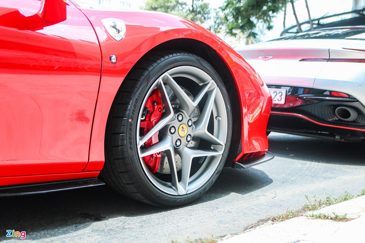 Ra mắt toàn cầu hồi tháng 3/2019 tại Geneva Motor Show, Ferrari F8 Tributo là siêu xe kế nhiệm của 488 GTB. So với 488 GTB, F8 Tributo có nhiều đường góc cạnh, làm chiếc xe trở nên thể thao và cứng cáp hơn.