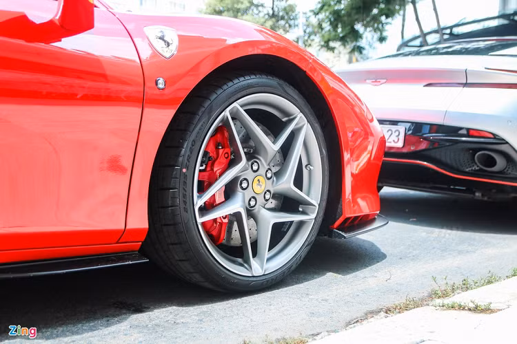 Ra mắt toàn cầu hồi tháng 3/2019 tại Geneva Motor Show, Ferrari F8 Tributo là siêu xe kế nhiệm của 488 GTB. So với 488 GTB, F8 Tributo có nhiều đường góc cạnh, làm chiếc xe trở nên thể thao và cứng cáp hơn.