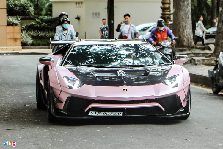 Chiếc Lamborghini Aventador với gói độ thân rộng LB-WORKS Limited Edition 50 độc nhất Việt Nam cũng góp mặt tại buổi offline. Siêu xe này từng thuộc sở hữu của đại gia Vũng Tàu và tham gia hành trình Car Passion 2019.