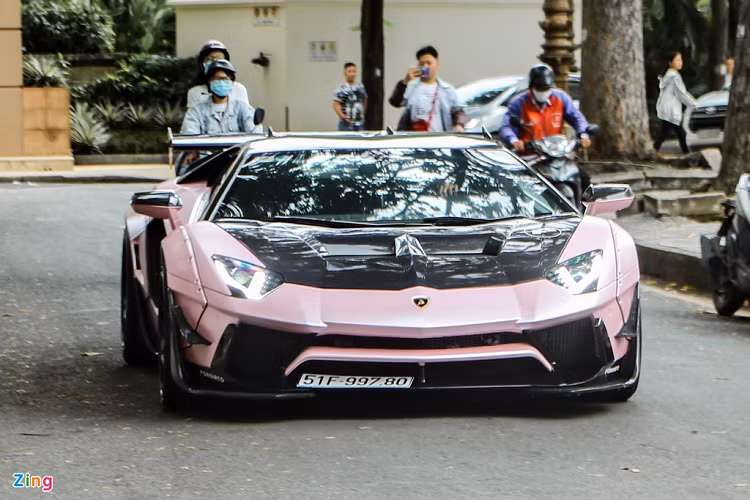 Chiếc Lamborghini Aventador với gói độ thân rộng LB-WORKS Limited Edition 50 độc nhất Việt Nam cũng góp mặt tại buổi offline. Siêu xe này từng thuộc sở hữu của đại gia Vũng Tàu và tham gia hành trình Car Passion 2019.