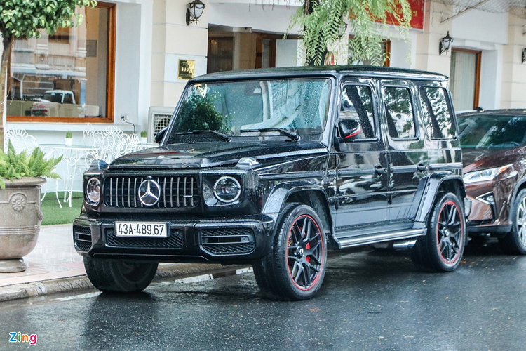 Không sử dụng chiếc McLaren 720S Spider mới tậu, trưởng nhóm Car Passion cầm lái chiếc Mercedes-AMG G 63 phiên bản Edition 1. Ngoài siêu xe, đại gia gốc Đà Nẵng ưa thích sử dụng những dòng sản phẩm mang thương hiệu ngôi sao 3 cánh. "Ông vua off-road" và Mercedes-Maybach S 450 là 2 mẫu xe được anh sử dụng thường xuyên. Mercedes-AMG G 63 Edition 1 sử dụng khối động cơ tăng áp kép V8 dung tích 4.0L, sản sinh công suất 585 mã lực.