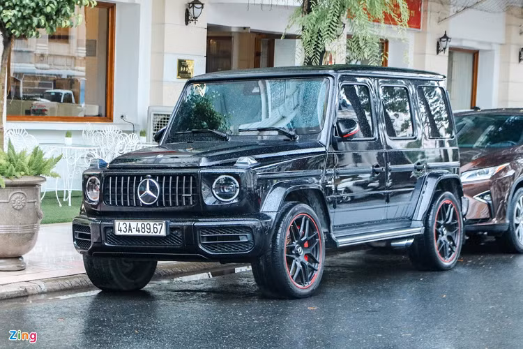 Không sử dụng chiếc McLaren 720S Spider mới tậu, trưởng nhóm Car Passion cầm lái chiếc Mercedes-AMG G 63 phiên bản Edition 1. Ngoài siêu xe, đại gia gốc Đà Nẵng ưa thích sử dụng những dòng sản phẩm mang thương hiệu ngôi sao 3 cánh. "Ông vua off-road" và Mercedes-Maybach S 450 là 2 mẫu xe được anh sử dụng thường xuyên. Mercedes-AMG G 63 Edition 1 sử dụng khối động cơ tăng áp kép V8 dung tích 4.0L, sản sinh công suất 585 mã lực.