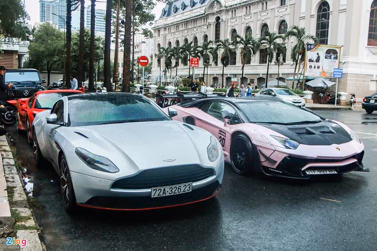 Cuối tuần qua, hàng loạt siêu xe đình đám của các thành viên Car Passion Team đã tụ họp tại trung tâm TP.HCM. Đáng chú ý nhất là sự xuất hiện của siêu xe Ferrari F8 Tributo đầu tiên Việt Nam thuộc sở hữu của doanh nhân Nguyễn Quốc Cường "Cường Đô la".