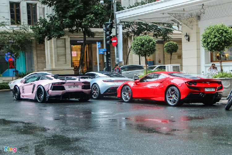 Dù thời tiết không thuận lợi, những thành viên của Car Passion Team vẫn mang siêu xe xuống phố Sài Gòn "tắm mưa". Theo giới thạo tin, những siêu xe mới sẽ liên tục được đưa về Việt Nam trong thời gian tới.