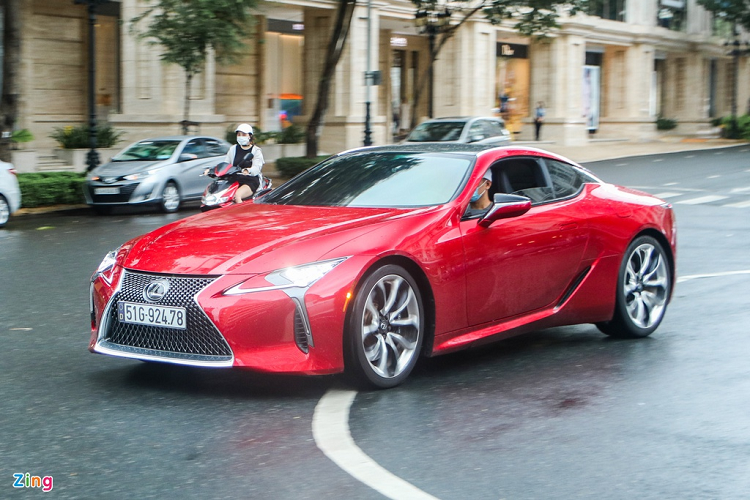 Lexus LC 500 và Ford Mustang là 2 mẫu xe thể thao góp mặt trong buổi tụ họp này. Tại Việt Nam, số lượng LC 500 chỉ đếm trên đầu ngón tay và đây là chiếc duy nhất mang hộ khẩu TP.HCM. Lexus LC 500 sử dụng khối động cơ V8 5.0L, sản sinh công suất 478 mã lực và mô men xoắn 540 Nm.