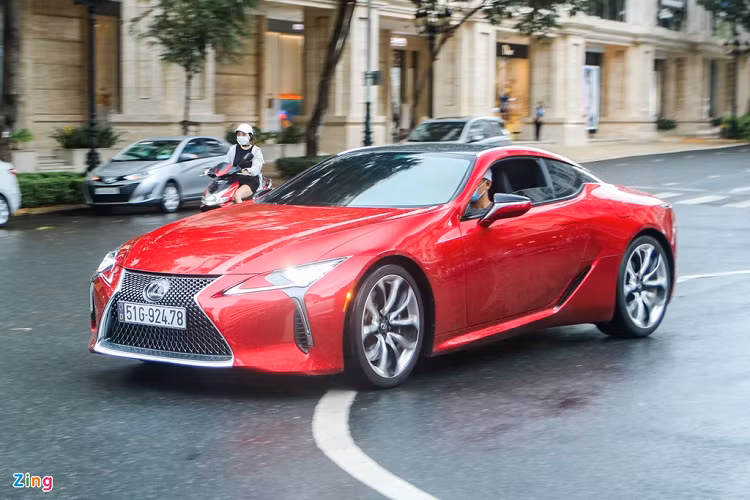 Lexus LC 500 và Ford Mustang là 2 mẫu xe thể thao góp mặt trong buổi tụ họp này. Tại Việt Nam, số lượng LC 500 chỉ đếm trên đầu ngón tay và đây là chiếc duy nhất mang hộ khẩu TP.HCM. Lexus LC 500 sử dụng khối động cơ V8 5.0L, sản sinh công suất 478 mã lực và mô men xoắn 540 Nm.