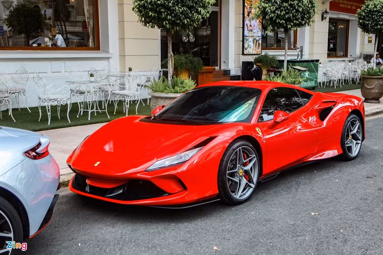 Được trông đợi nhiều nhất là siêu phẩm Ferrari F8 Tributo của Cường Đô la. Đây là chiếc F8 Tributo đầu tiên tại Việt Nam và được nhập khẩu bởi đại lý tư nhân. Mức giá của siêu xe này không được tiết lộ nhưng dự tính khoảng 27 tỷ đồng. Nếu được nhập khẩu chính hãng, F8 Tributo có giá lên đến 30 tỷ đồng.
