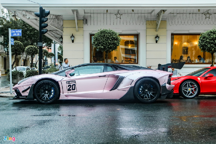 Liberty Walk chỉ sản xuất 50 bộ kit LB-WORKS Lamborghini Aventador Limited Edition 50, trong đó chỉ có 20 bộ cho thị trường quốc tế. Bộ bodykit này có giá niêm yết 59.400 USD và được đồn đoán lên đến 3 tỷ đồng sau khi về Việt Nam.