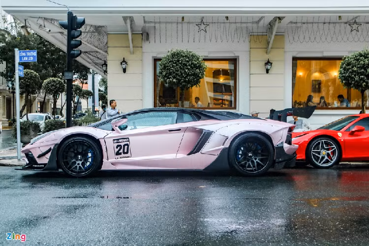 Liberty Walk chỉ sản xuất 50 bộ kit LB-WORKS Lamborghini Aventador Limited Edition 50, trong đó chỉ có 20 bộ cho thị trường quốc tế. Bộ bodykit này có giá niêm yết 59.400 USD và được đồn đoán lên đến 3 tỷ đồng sau khi về Việt Nam.