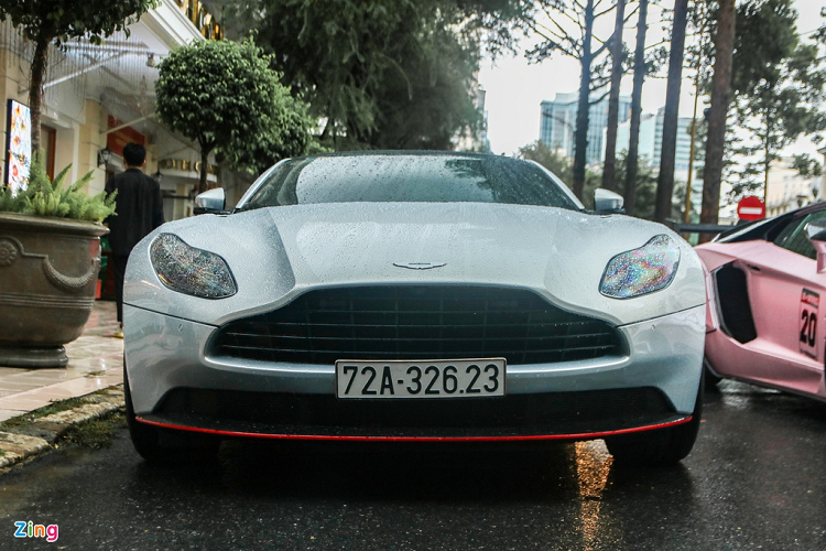 Kết hợp với hệ dẫn động cầu sau và hộp số tự động ZF 8 cấp, siêu xe này có khả năng tăng tốc 0-100 km/h trong 3,9 giây, tốc độ tối đa hơn 300 km/h. Siêu xe mới nhất của đại gia này là chiếc McLaren 720S màu tím đang được nâng cấp gói độ Novitec N-Largo nên chiếc DB11 được sử dụng thay thế.