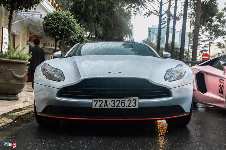 Kết hợp với hệ dẫn động cầu sau và hộp số tự động ZF 8 cấp, siêu xe này có khả năng tăng tốc 0-100 km/h trong 3,9 giây, tốc độ tối đa hơn 300 km/h. Siêu xe mới nhất của đại gia này là chiếc McLaren 720S màu tím đang được nâng cấp gói độ Novitec N-Largo nên chiếc DB11 được sử dụng thay thế.