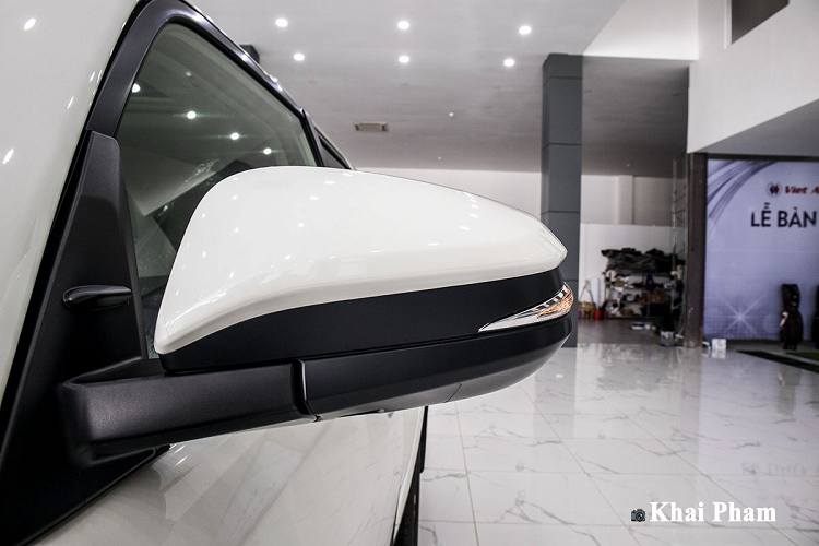 Hệ thống đèn pha trên SUV địa hình này sử dụng bóng Projector dạng LED, nhưng đèn đánh lái tự động vẫn là bóng Halogen thường. Đèn chạy ban ngày được thiết kế hình móc câu giống một số xe Lexus mới, đèn sương mù nối liền bởi dải crom to bản. cụm đèn hậu Halogen gắn sát phần thân. Đèn phanh LED trên cao, cản sau tích hợp cảm biến lùi là những trang bị cơ bản trên xe.