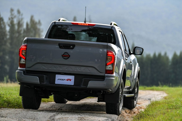 Bên trong, Nissan Navara 2021 tại Thái Lan chỉ có một số thay đổi như hệ thống thông tin giải trí NissanConnect mới với màn hình cảm ứng 7 inch hoặc 8 inch, hỗ trợ Apple CarPlay và Android Auto. Bên cạnh đó là nhiều cổng USB hơn và nội thất được cách âm tốt hơn.