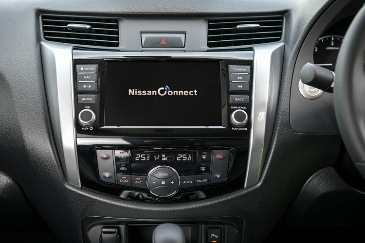 Nguồn cung cấp sức mạnh cho Nissan Navara 2021 tại thị trường Thái Lan là khối động cơ diesel 4 xi-lanh, dung tích 2,3 lít với 2 phiên bản khác nhau. Đầu tiên là phiên bản tăng áp đơn, sản sinh công suất tối đa 163 mã lực tại tua máy 3.750 vòng/phút và mô-men xoắn cực đại 403 Nm tại tua máy từ 1.500 - 2.500 vòng/phút. Phiên bản này kết hợp cùng hộp số sàn 6 cấp.