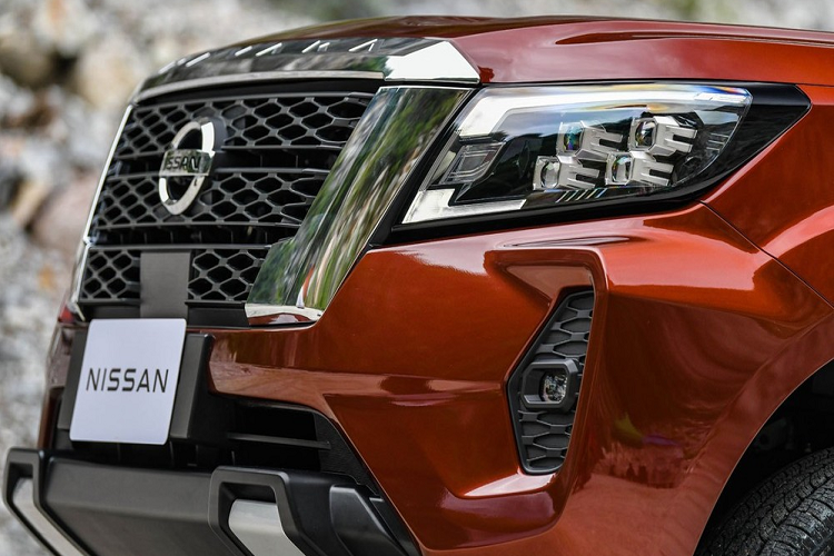 Đằng sau, Nissan Navara 2021 được trang bị đèn hậu với tạo hình chữ "C" bên trong, cửa thùng mới dập chữ "Navara" và cản sau "cơ bắp" tích hợp bậc cửa. Thêm vào đó là thùng sau cao hơn. Ở các bản cao cấp, Nissan Navara 2021 tại thị trường Thái Lan sẽ có đèn pha LED với 4 bóng vuông vắn hình viên đá, dải đèn LED định vị ban ngày hình chữ C và đèn hậu LED.