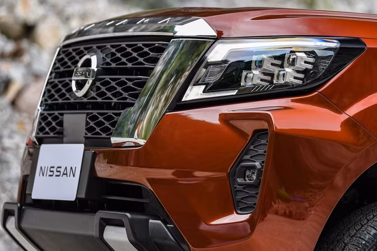 Đằng sau, Nissan Navara 2021 được trang bị đèn hậu với tạo hình chữ "C" bên trong, cửa thùng mới dập chữ "Navara" và cản sau "cơ bắp" tích hợp bậc cửa. Thêm vào đó là thùng sau cao hơn. Ở các bản cao cấp, Nissan Navara 2021 tại thị trường Thái Lan sẽ có đèn pha LED với 4 bóng vuông vắn hình viên đá, dải đèn LED định vị ban ngày hình chữ C và đèn hậu LED.