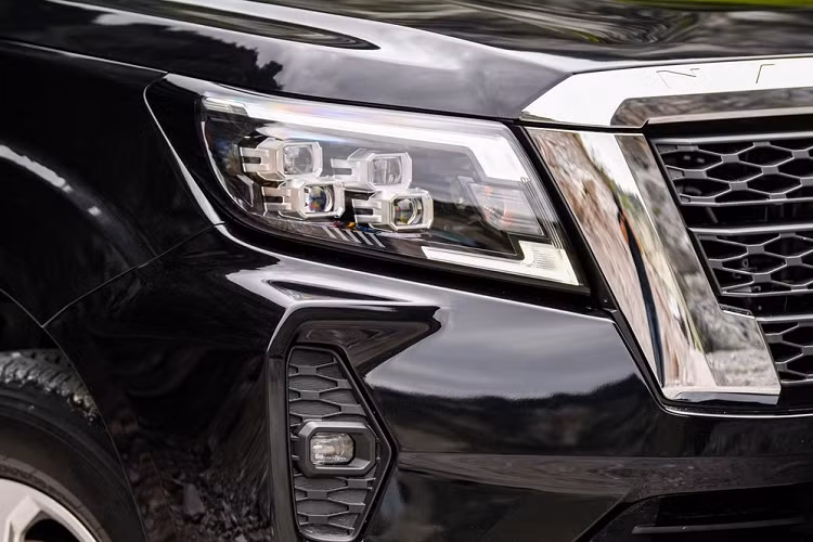 Chưa hết, hãng Nissan còn giới thiệu thêm 2 phiên bản Pro-2X 4×2 và Pro-4X 4×4 hầm hố hơn cho dòng Navara 2021 tại thị trường Thái Lan.