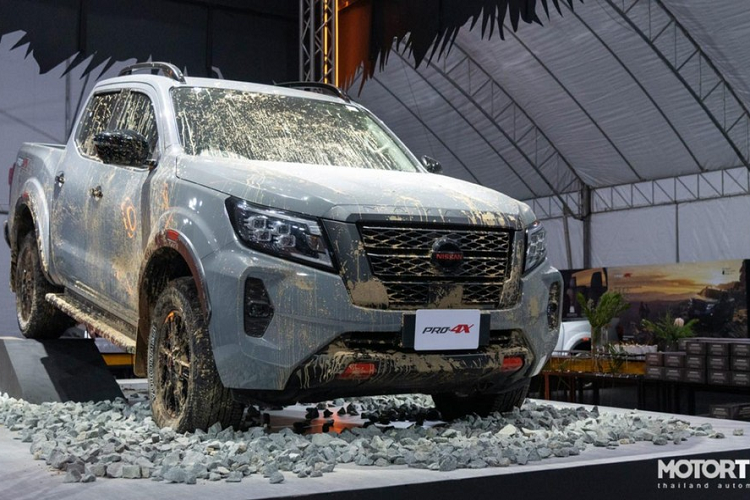 Mẫu xe bán tải Nissan Navara 2021 mới phiên bản nâng cấp giữa vòng đời (facelift) đã lần đầu tiên trình làng vào ngày 5/11/2020 vừa qua. Chẳng bao lâu sau đó, hãng Nissan đã công bố thông số kỹ thuật của Navara 2021 dành cho thị trường Thái Lan. Qua đó, chúng ta có thể phần nào biết trước trang bị của Nissan Navara 2021 tại Việt Nam vì mẫu xe bán tải này vốn được nhập khẩu nguyên chiếc từ Thái Lan.