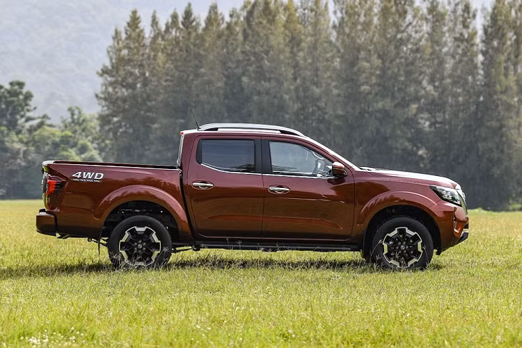 Tùy vào phiên bản, Nissan Navara 2021 tại Thái Lan sẽ có màn hình đa thông tin lớn hơn với kích cỡ 7 inch trong bảng đồng hồ, kính lái và kính cửa sổ ở hàng ghế trước cách âm, gạt nước tự động, gương chiếu hậu gập tự động, khóa cửa cảm biến tốc độ cũng như camera 360 độ.