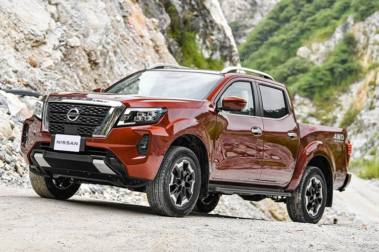 Tương tự phiên bản ở thị trường nước ngoài, Nissan Navara thế hệ mới tại Thái Lan cũng sở hữu thiết kế ngoại thất chịu ảnh hưởng từ mẫu xe bán tải cỡ lớn Titan, đặc biệt ở phần đầu xe. Tại đây, chúng ta sẽ bắt gặp lưới tản nhiệt mới, được chia thành 3 thanh nằm ngang với mắt lưới đan chéo và đi kèm viền mạ crôm dày dặn. Viền trên cùng, nằm trên nắp ca-pô còn được dập chữ "Navara", tạo cảm giác khỏe khoắn cho mẫu xe bán tải này.