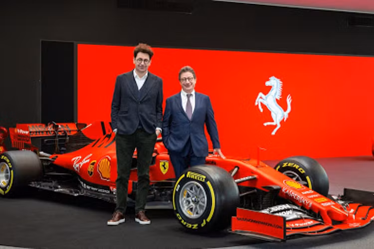 CEO cua hang sieu xe Ferrari tu chuc sau khi nhiem Covid-19