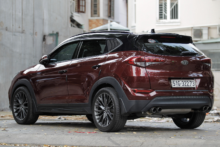 Cụm đèn hậu chiếc Tucson màu vàng cũng được độ lại lấy cảm hứng từ đèn hậu LED trên Porsche Macan facelift. Được biết, để hoàn thiện cho xe, một số chi tiết ở phần cản trước đòi hỏi phải được chế tác hoàn toàn bằng tay, bao gồm cả việc “mổ xẻ”, đắp bằng các vật liệu nhựa sau đó được mang sơn lại màu “ton sur ton” với màu sơn ngoại thất.