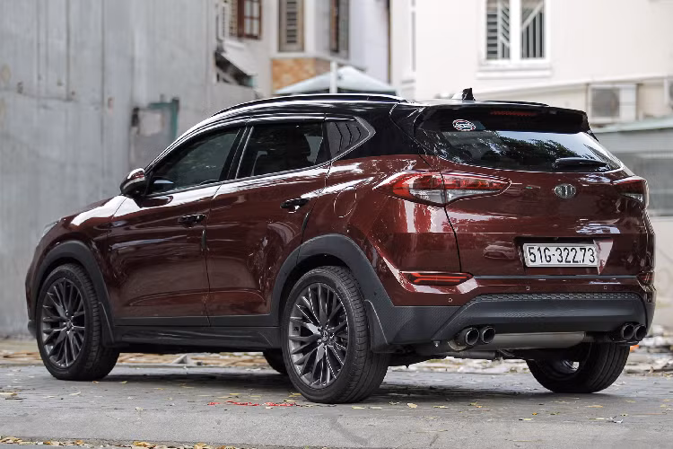 Cụm đèn hậu chiếc Tucson màu vàng cũng được độ lại lấy cảm hứng từ đèn hậu LED trên Porsche Macan facelift. Được biết, để hoàn thiện cho xe, một số chi tiết ở phần cản trước đòi hỏi phải được chế tác hoàn toàn bằng tay, bao gồm cả việc “mổ xẻ”, đắp bằng các vật liệu nhựa sau đó được mang sơn lại màu “ton sur ton” với màu sơn ngoại thất.