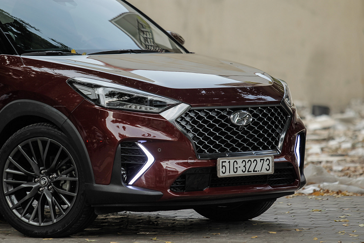 Bên cạnh “dàn đầu” nổi bật với cụm đèn LED ban ngày đặt thấp, tổng thể chiếc Tucson còn trở nên sang trọng hơn với bộ mâm lấy từ dòng Lexus RX.