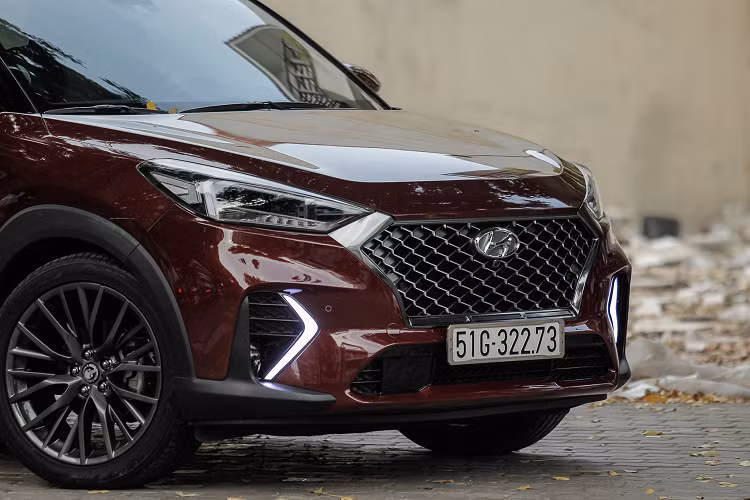 Bên cạnh “dàn đầu” nổi bật với cụm đèn LED ban ngày đặt thấp, tổng thể chiếc Tucson còn trở nên sang trọng hơn với bộ mâm lấy từ dòng Lexus RX.