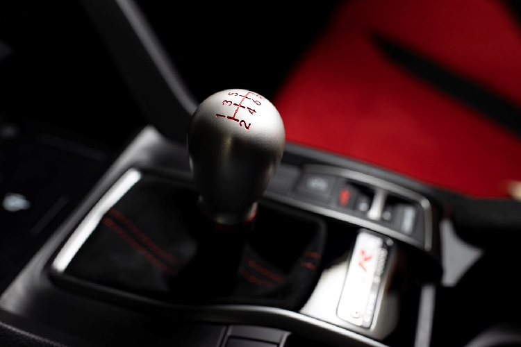 600 chiếc Civic Type R Limited Edition dành cho thị trường Mỹ nhẹ hơn 20,9 kg so với bản tiêu chuẩn nhờ sử dụng bộ mâm BBS siêu nhẹ và cắt giảm các bộ phận không cần thiết như dàn âm thanh, cần gạt nước, tấm che khoang hành lý, ống dẫn nhiệt. Trong khi 100 chiếc dành cho thị trường châu Âu được cắt giảm đến 47 kg so với Civic Type R 2020 tiêu chuẩn, nhờ mạnh tay loại bỏ hẳn hệ thống thông tin giải trí (bao gồm cả dàn âm thanh) và hệ thống điều hòa không khí. Tất cả nhằm tạo nên chiếc xe nhẹ nhàng lanh lợi nhất có thể.