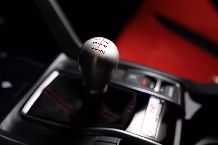 600 chiếc Civic Type R Limited Edition dành cho thị trường Mỹ nhẹ hơn 20,9 kg so với bản tiêu chuẩn nhờ sử dụng bộ mâm BBS siêu nhẹ và cắt giảm các bộ phận không cần thiết như dàn âm thanh, cần gạt nước, tấm che khoang hành lý, ống dẫn nhiệt. Trong khi 100 chiếc dành cho thị trường châu Âu được cắt giảm đến 47 kg so với Civic Type R 2020 tiêu chuẩn, nhờ mạnh tay loại bỏ hẳn hệ thống thông tin giải trí (bao gồm cả dàn âm thanh) và hệ thống điều hòa không khí. Tất cả nhằm tạo nên chiếc xe nhẹ nhàng lanh lợi nhất có thể.