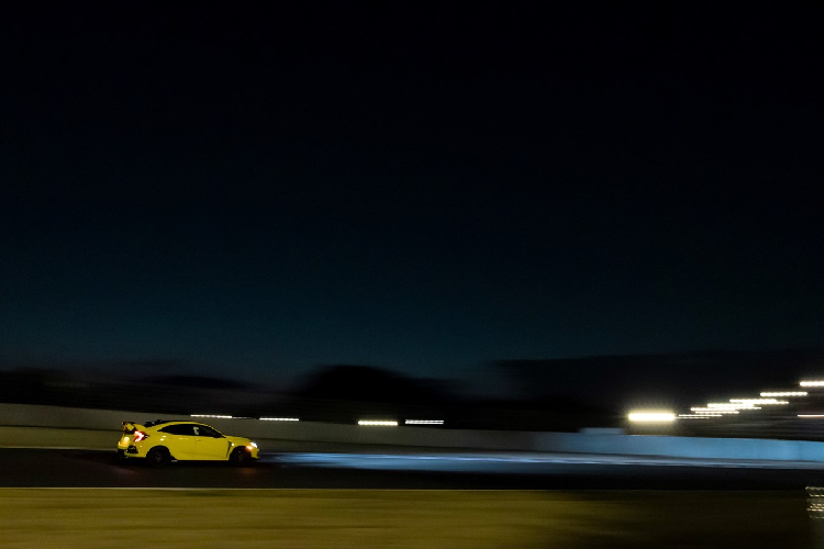 Theo như công bố của Honda, chiếc xe Honda Civic Type R 2021 mới đã đạt được thành tích này trong công đoạn đánh giá hiệu năng cuối cùng vào tháng 2 vừa qua. Khi đó, xe được sở hữu cấu hình tương tự như xe thương mại và không được nâng cấp bất cứ thứ gì.