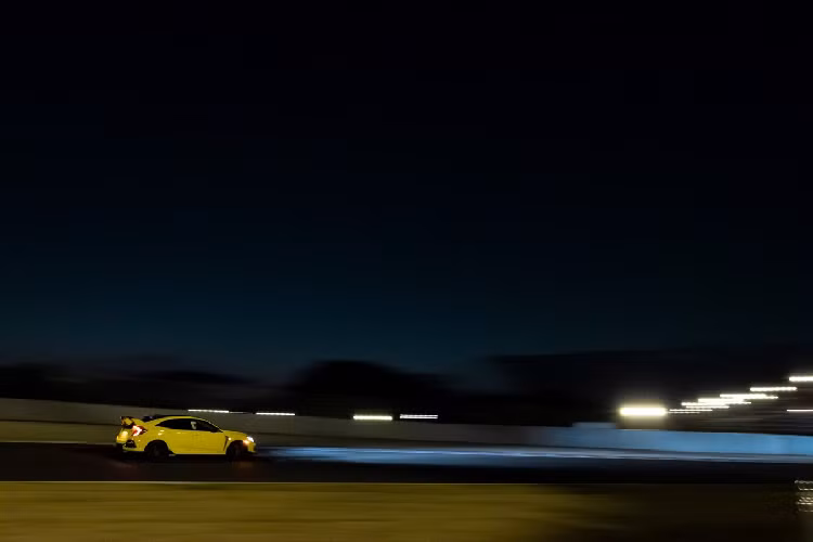 Theo như công bố của Honda, chiếc xe Honda Civic Type R 2021 mới đã đạt được thành tích này trong công đoạn đánh giá hiệu năng cuối cùng vào tháng 2 vừa qua. Khi đó, xe được sở hữu cấu hình tương tự như xe thương mại và không được nâng cấp bất cứ thứ gì.