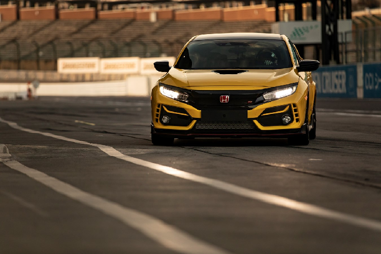 Hideki Kakinuma, Trưởng nhóm Dự án Civic Type R nhận xét: “Civic Type R Limited Edition phản ánh sự cống hiến của Honda trong việc tinh chỉnh hiệu năng và niềm vui lái xe của Type R như một chiếc xe thể thao và vượt quá sự mong đợi của khách hàng. Đội ngũ kỹ sư và tôi mang tinh thần đua xe đã được truyền qua nhiều thế hệ và chính niềm đam mê mãnh liệt đó đã thúc đẩy sự phát triển của Civic Type R để trở thành chiếc xe thể thao lý tưởng.”