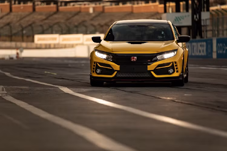 Hideki Kakinuma, Trưởng nhóm Dự án Civic Type R nhận xét: “Civic Type R Limited Edition phản ánh sự cống hiến của Honda trong việc tinh chỉnh hiệu năng và niềm vui lái xe của Type R như một chiếc xe thể thao và vượt quá sự mong đợi của khách hàng. Đội ngũ kỹ sư và tôi mang tinh thần đua xe đã được truyền qua nhiều thế hệ và chính niềm đam mê mãnh liệt đó đã thúc đẩy sự phát triển của Civic Type R để trở thành chiếc xe thể thao lý tưởng.”