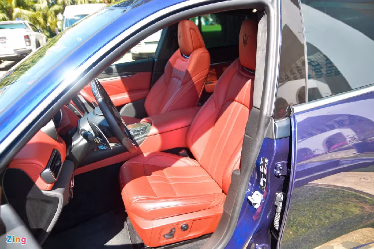 Hàng ghế phía trước là loại chỉnh điện 8 hướng và chỉnh tay tựa đầu, ghế lái có thêm chức năng nhớ 2 vị trí. Toàn bộ ghế trên Levante được bọc da màu đỏ tương đồng với các chi tiết khác bên trong khoang lái.