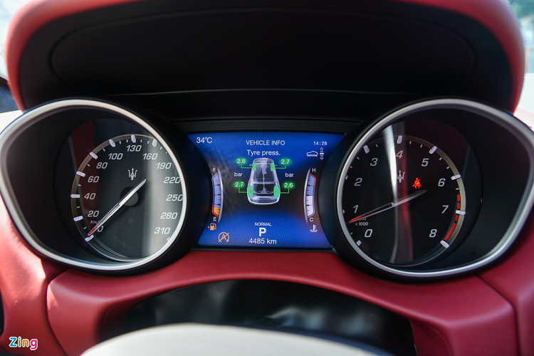 Cụm màn hình tốc độ có thiết kế đơn giản với 2 đồng hồ cơ đặt đối xứng hiển thị tốc độ và vòng tua động cơ, ở giữa là màn hình LCD hiển thị đa thông tin. Người lái có thể tùy chỉnh các thông số cần hiển thị trên màn hình LCD thông các nút nhấn trên vô-lăng.