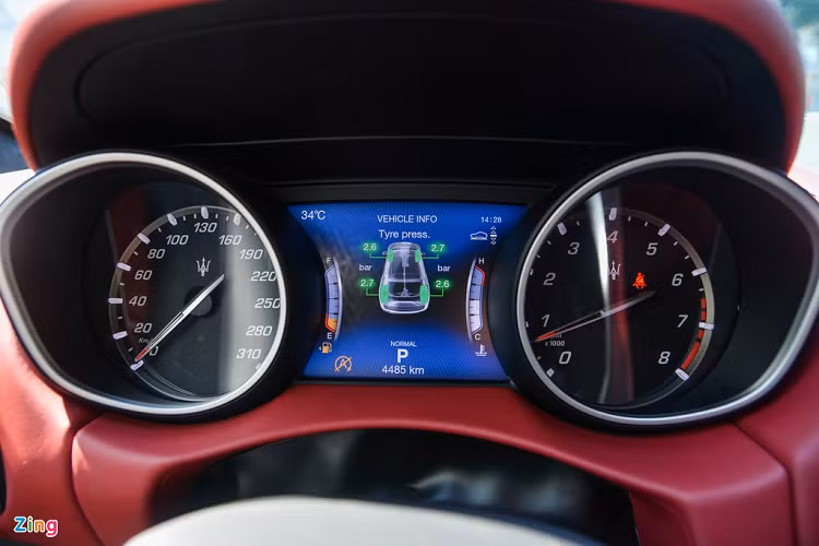 Cụm màn hình tốc độ có thiết kế đơn giản với 2 đồng hồ cơ đặt đối xứng hiển thị tốc độ và vòng tua động cơ, ở giữa là màn hình LCD hiển thị đa thông tin. Người lái có thể tùy chỉnh các thông số cần hiển thị trên màn hình LCD thông các nút nhấn trên vô-lăng.